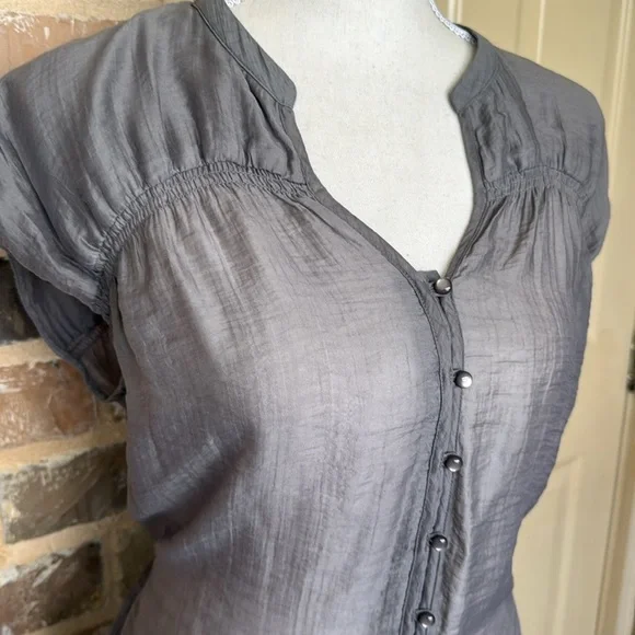 Ann Taylor LOFT Gray Semi Sheer Sleeveless Button Up Top Smocked Accents Sz S - Picture 2 of 12
